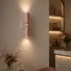 5lamp Capsule Pembe Krem duvar apliği, pastel tonlu iç mekânda dekoratif aydınlatma olarak kullanılıyor