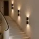 Merdiven duvarında sıralı kullanılan 5lamp Capsule Siyah Krem çift yönlü duvar aplikleri