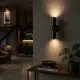 5lamp Capsule Siyah çift yönlü aplik, koyu dokulu duvarda sıcak ışık etkisiyle