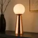 5lamp Lumia Bakır masa lambası, koyu renk konsol üzerinde yumuşak opal cam ışığıyla