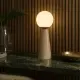 5lamp Lumia Krem masa lambası, yeşil mermer tezgâh üzerinde sıcak opal cam ışığıyla