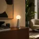 5lamp Lumia Krom Rengi opal cam masa lambası, modern salonda ahşap konsol üzerinde kullanılıyor