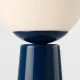 5lamp Lumia Mavi masa lambasında opal cam küre ile parlak mavi metal gövde bağlantı detayı