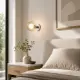 5lamp Sakız Amber cam duvar apliği, aydınlık modern yatak odasında komodin üzerinde konumlandırılmış görünüm
