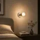 5lamp Sakız Amber duvar apliği, sıcak ışığıyla modern yatak odasında yatak başı aydınlatması olarak