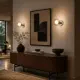 İki adet 5lamp Sakız Amber cam duvar apliğinin modern konsol ve tablo yanında simetrik kullanımı