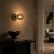 5lamp Sakız Füme duvar apliği, modern yaşam alanında konsol üzerinde dekoratif aydınlatma olarak