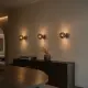 Üç adet 5lamp Sakız Füme cam duvar apliğinin yemek alanındaki geniş duvarda sıralı kullanımı