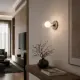 5lamp Sakız Natural cam duvar apliğinin modern yaşam alanında konsol üzerinde dekoratif kullanımı