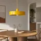 5lamp Solis Sarı sarkıt avizenin modern yemek odasında yuvarlak ahşap masa üzerinde kullanımı