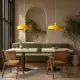 İki adet 5lamp Solis Sarı sarkıt avizenin modern kafe oturma alanında masalar üzerinde kullanımı