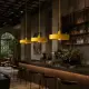 Üç adet 5lamp Solis Sarı metal sarkıt avizenin endüstriyel kafe ve bar tezgâhı üzerinde sıralı kullanımı