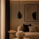 Duo Beam antrasit gri metal sarkıt lambanın sıcak ışıklı modern salon dekorasyonunda kullanımı