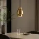 Duo Beam pirinç sarkıt aydınlatmanın açık renkli masa üzerindeki dekoratif uygulaması