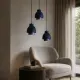Modern oturma köşesinde farklı yüksekliklerde kullanılan Duo Beam Trio mavi üçlü sarkıt aydınlatma