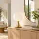 Egg Pirinç opal cam masa lambası açık renk ahşap konsol üzerinde modern salon dekorasyonunda