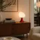 5lamp Egg kırmızı metal gövdeli dekoratif masa lambası ahşap konsol üzerinde yaşam alanı uygulaması