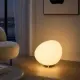 Kirpi beyaz opal cam tekli yer aydınlatma ürününün gece atmosferinde zeminde kullanım görünümü