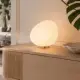 Kirpi beyaz opal cam tekli yer aydınlatma ürününün konsol üzerinde dekoratif kullanım görünümü